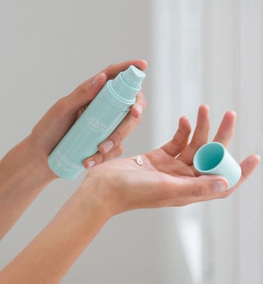 Cleanses pores and exfoliates dead skin cells